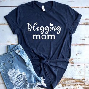 blogging mom tee as an awesome gifts for bloggers idea